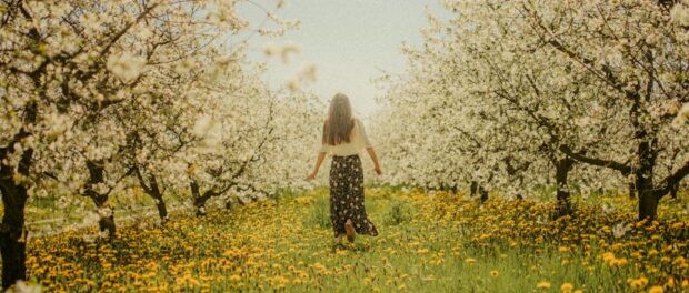 free-photo-of-woman-walking-in-blossoming-orchard